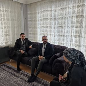 İl Müdürümüz Sn. Ömer TURAN, Çekmeköy ilçemizde ikamet eden Sosyal Ekonomik Destek hizmeti alan Sn. Selda MANAZ ve ailesine ziyaret gerçekleştirilmiştir. - fotoğraf 1