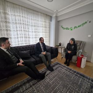 İl Müdürümüz Sn. Ömer TURAN, Çekmeköy ilçemizde ikamet eden Sosyal Ekonomik Destek hizmeti alan Sn. Selda MANAZ ve ailesine ziyaret gerçekleştirilmiştir. - fotoğraf 2