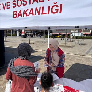 Sahaya çıkan ekiplerimiz mobil sosyal hizmet noktalarında koruyucu ve önleyici sosyal hizmet modelleri hakkında bilgilendirme ve broşür dağıtımı gerçekleştirilmiştir. - fotoğraf 3