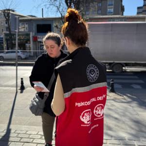Sahaya çıkan ekiplerimiz mobil sosyal hizmet noktalarında koruyucu ve önleyici sosyal hizmet modelleri hakkında bilgilendirme ve broşür dağıtımı gerçekleştirilmiştir. - fotoğraf 1