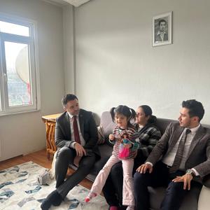 İl Müdürümüz Sn. Ömer TURAN, Kağıthane ilçemizde ikamet eden Evde Bakım hizmeti alan Sn. Azize ŞAHİN ve ailesine ziyaret gerçekleştirilmiştir. - fotoğraf 1