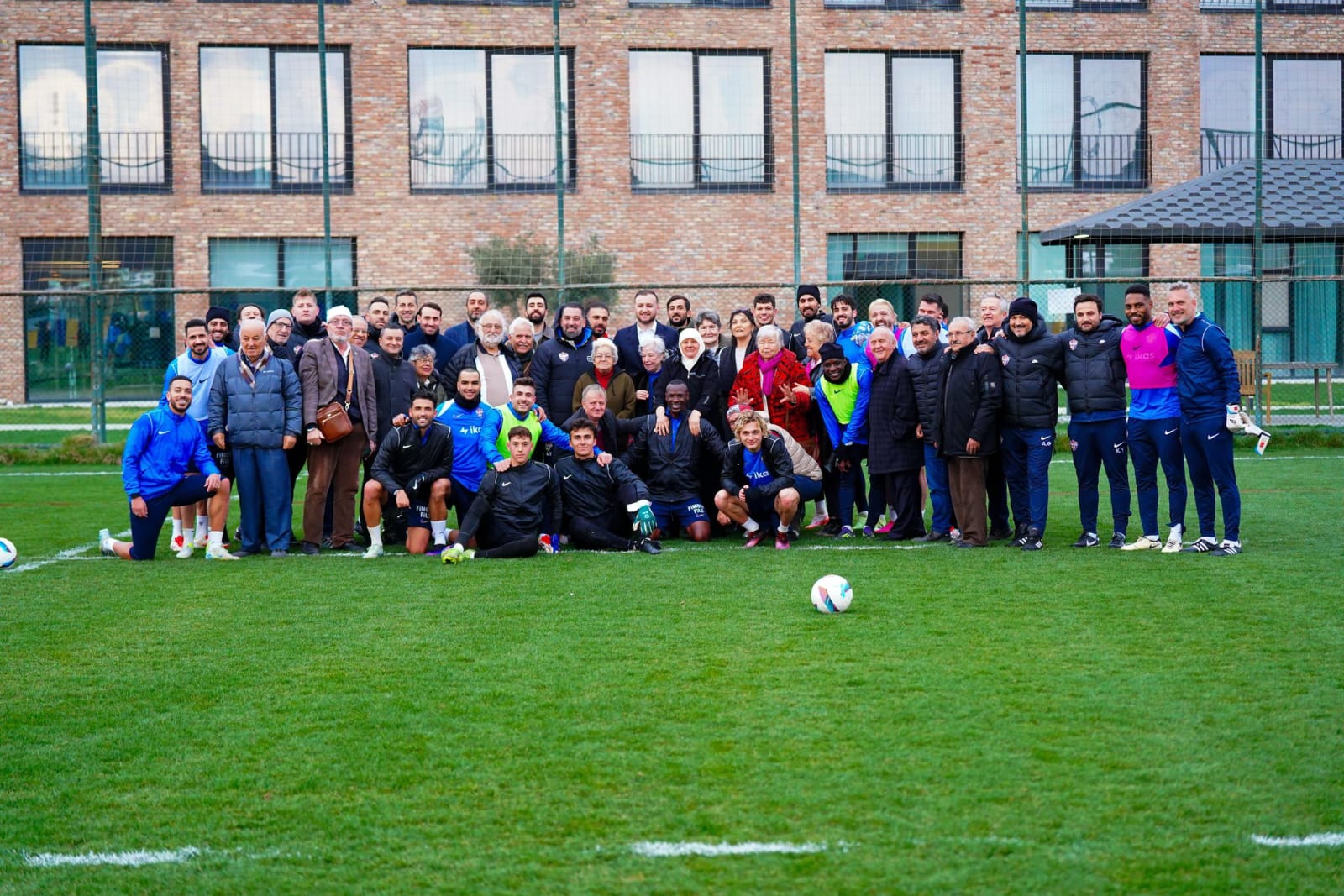 İl Müdürlüğümüze bağlı huzurevlerimiz de bakım hizmeti alan sakinlerimiz Süper Lig takımlarından Eyüpspor kulübü yönetimi ve futbolcuları ile iftar programında bir araya geldiler.
