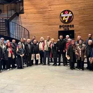 İl Müdürlüğümüze bağlı huzurevlerimiz de bakım hizmeti alan sakinlerimiz Süper Lig takımlarından Eyüpspor kulübü yönetimi ve futbolcuları ile iftar programında bir araya geldiler. - fotoğraf 4