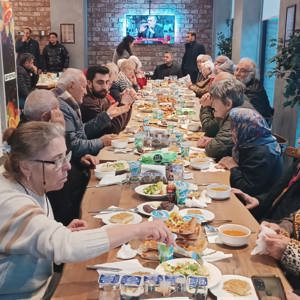 İl Müdürlüğümüze bağlı huzurevlerimiz de bakım hizmeti alan sakinlerimiz Süper Lig takımlarından Eyüpspor kulübü yönetimi ve futbolcuları ile iftar programında bir araya geldiler. - fotoğraf 1