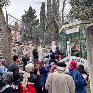 2025 'Aile Yılı' kapsamında Şehit Yakınlarımız ile Hırka-i Şerif, Fatih Sultan Mehmet Türbesi ve Mehmet Emin Tokadi Türbesini ziyaret ediyoruz. - fotoğraf 5