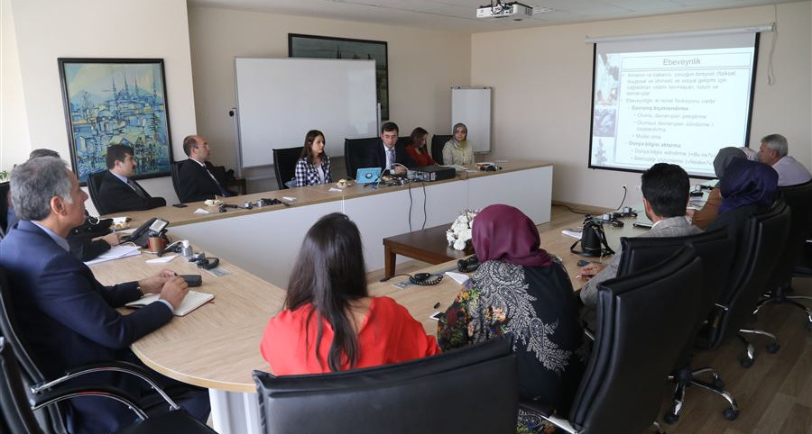 Aile Eğitim Programı kapsamında “Değerlerin Edinilmesinde Ailenin Rolü” konulu konferans gerçekleştirildi.