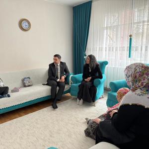  İl Müdürümüz Sn. Ömer TURAN, Küçükçekmece ilçemizde ikamet eden Evde Bakım hizmeti alan Sn. Berna SULAK ve ailesine ziyaret gerçekleştirilmiştir. - fotoğraf 1