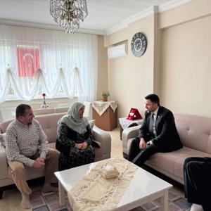 İl Müdürümüz Sn. Ömer TURAN, Küçükçekmece ilçemizde ikamet eden TSK Şehidimiz Efkan KIRAN 'ın kıymetli ailesine ziyaret gerçekleştirilmiştir. - fotoğraf 3