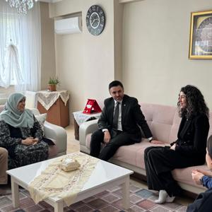 İl Müdürümüz Sn. Ömer TURAN, Küçükçekmece ilçemizde ikamet eden TSK Şehidimiz Efkan KIRAN 'ın kıymetli ailesine ziyaret gerçekleştirilmiştir. - fotoğraf 2