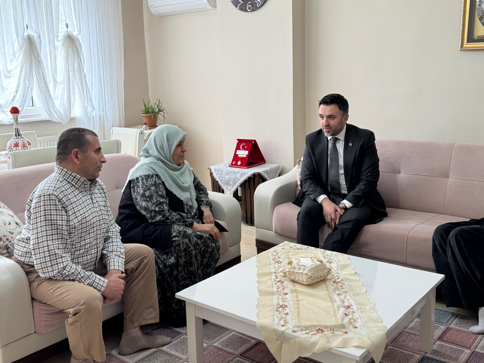 İl Müdürümüz Sn. Ömer TURAN, Küçükçekmece ilçemizde ikamet eden TSK Şehidimiz Efkan KIRAN 'ın kıymetli ailesine ziyaret gerçekleştirilmiştir.