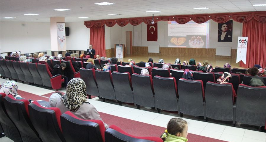 Çorum’da “Aile Eğitim Programı” kapsamında mart ayı içerisinde toplam 912 kişiye eğitim verildi.