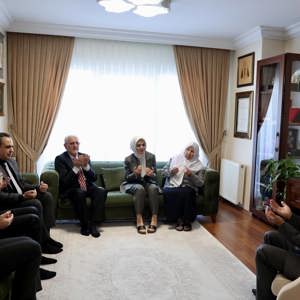 Şehit Savcımız Mehmet Selim Kiraz’ın aziz hatırası, bu milletin adalet duygusuna emanet edilmiş bir mirastır. Kahraman şehidimizin kıymetli ailesini İstanbul’daki evlerinde ziyaret ettik. - fotoğraf 1