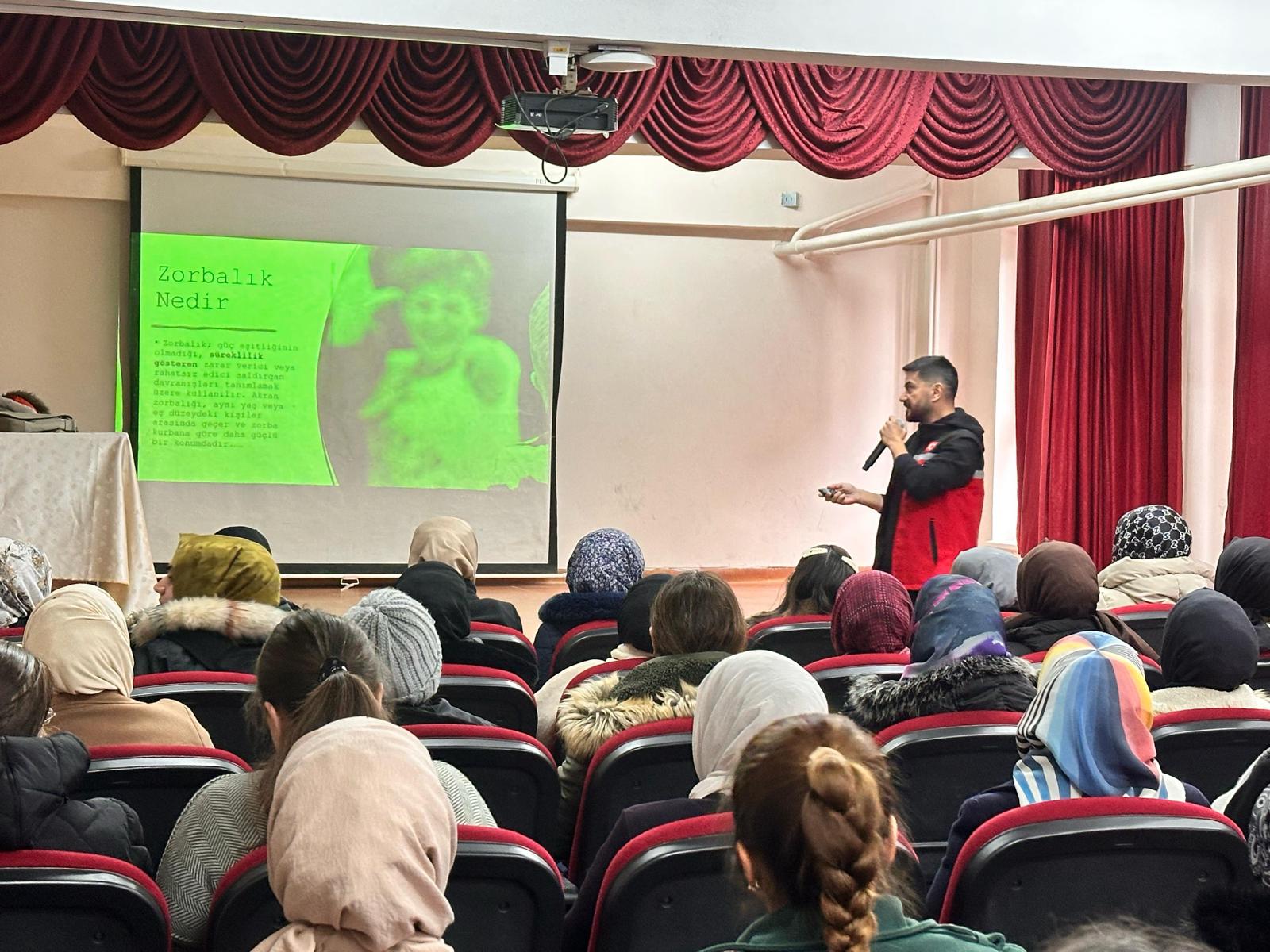 Okullar, Kuran Kursları, Denetimli Serbestlik Müdürlükleri ve Aile Destek Merkezleri alanlarında Aile Eğitim Programı kapsamında verilen eğitimlerimiz düzenli olarak devam ediyor.