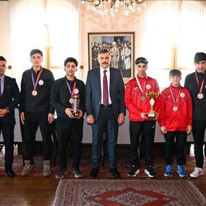 Başarılı Sporcularımızın, Valimiz Sayın Mustafa ÇİFTÇİ’yi makamında ziyaret etmeleri. - fotoğraf 1