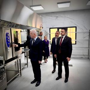 İstanbul Valisi Sn. Davut GÜL , Bakırköy Kaymakamı Sn. Recai KARAL ve İl Müdürümüz Sn. Ömer TURAN, Bakırköy Engelli Bakım Rehabilitasyon ve Aile Danışma Merkezinin incelemelerde bulundular. - fotoğraf 3