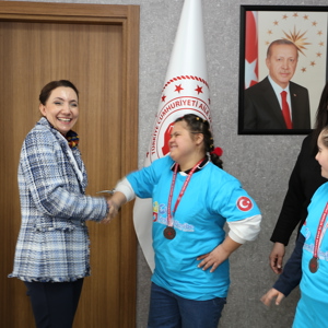 Okul Sporları Özel Sporcular Masa Tenisi Down Sendromu Genç Kızlar Kategorisinde Türkiye 3.lük ve 4.lük Madalyalarını Kazanan Gevher Nesibe Özel Eğitim Uygulama Okulu Öğrencilerimizden Anlamlı Ziyaret - fotoğraf 4