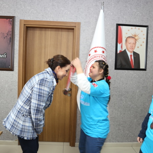 Okul Sporları Özel Sporcular Masa Tenisi Down Sendromu Genç Kızlar Kategorisinde Türkiye 3.lük ve 4.lük Madalyalarını Kazanan Gevher Nesibe Özel Eğitim Uygulama Okulu Öğrencilerimizden Anlamlı Ziyaret - fotoğraf 5