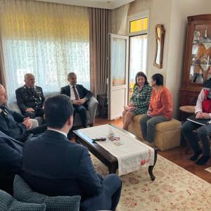İl Müdürlüğümüze bağlı Sosyal Hizmet Merkezlerimiz tarafından İl genelinde kıymetli Şehit Yakınlarımız ve Kahraman Gazilerimizi ziyaretlere devam ediyoruz.  - fotoğraf 1