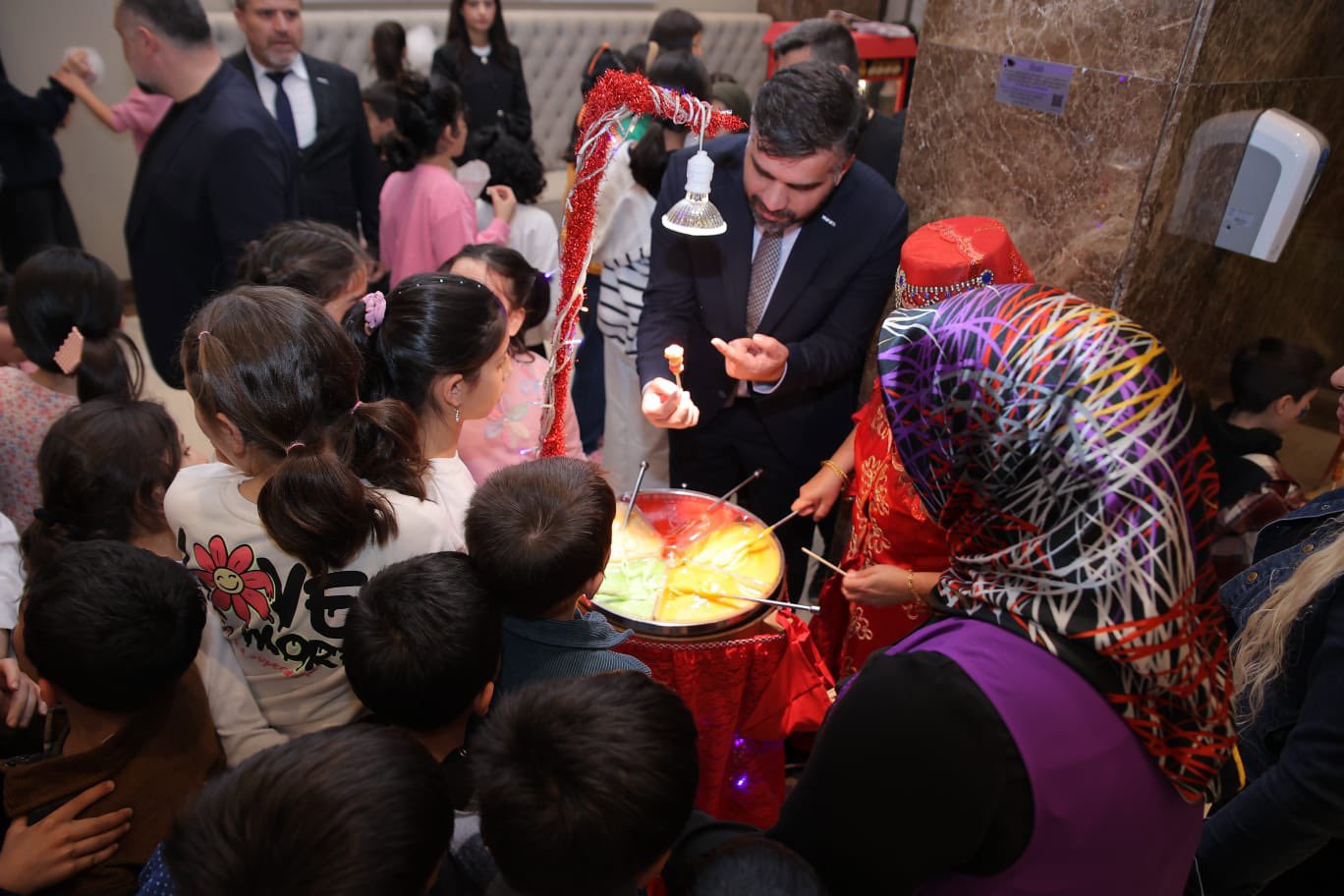 Mersin MÜSİAD derneği tarafından Korunma ve bakım altında kalmakta olan çocuklarımız için iftar programı düzenlendi. İl Müdürümüz Naci YILMAZ ve kurumumuz idarecileri,ilgili birim personellerimiz ve MÜSİAD yönetimi  Çocuklarımızla keyifli vakit geçirdi. - fotoğraf 1