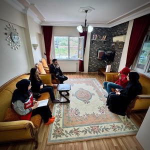 İl Müdürümüz Sn. Ömer TURAN, Ataşehir ilçemizde ikamet eden Evde Bakım hizmeti alan Sn. Venhar İNCİR ve ailesine ziyaret gerçekleştirilmiştir. - fotoğraf 3