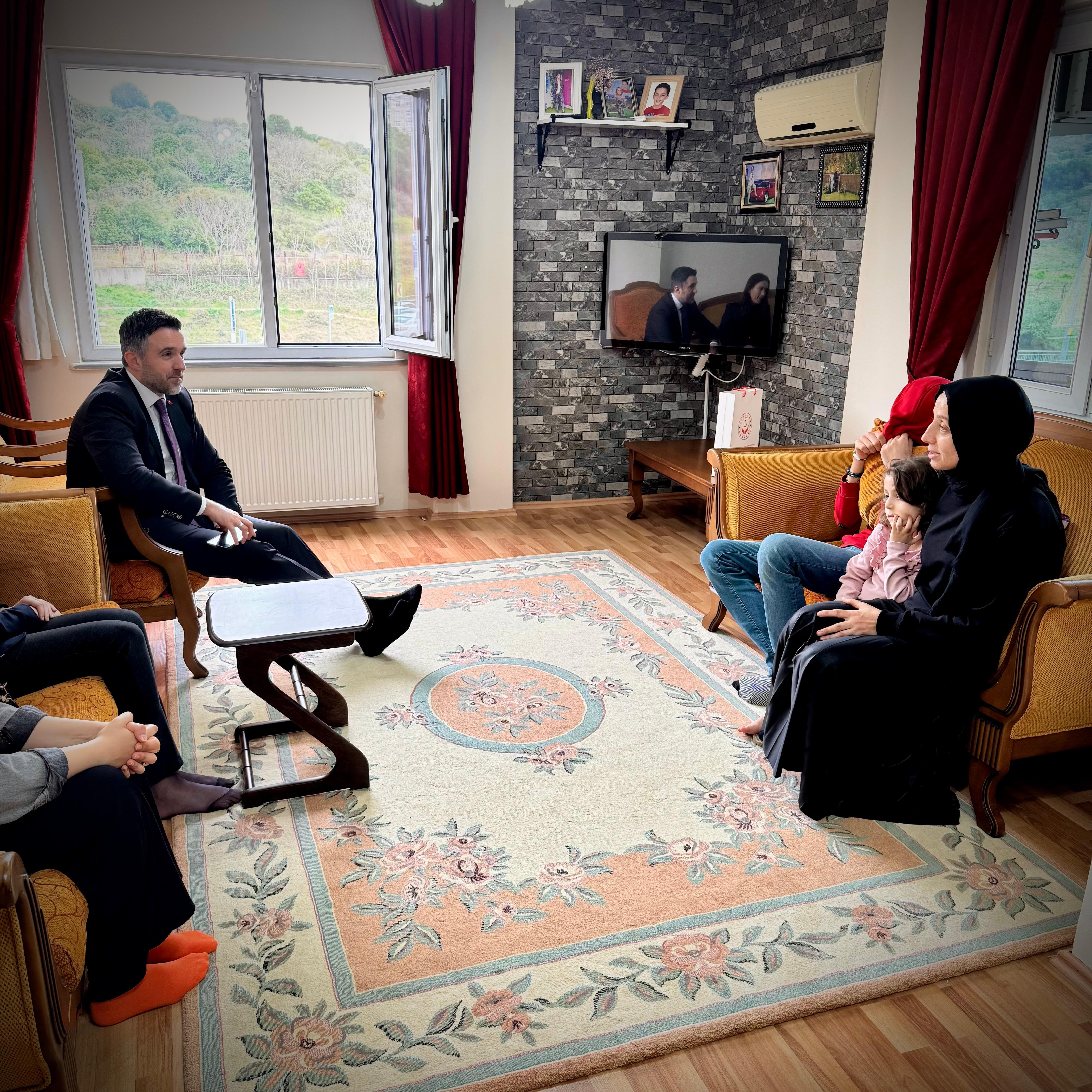 İl Müdürümüz Sn. Ömer TURAN, Ataşehir ilçemizde ikamet eden Evde Bakım hizmeti alan Sn. Venhar İNCİR ve ailesine ziyaret gerçekleştirilmiştir.