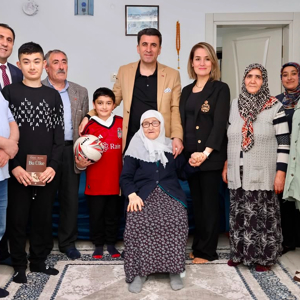 Dört Kuşak Bir Arada Yaşayan Geniş Aile - fotoğraf 1