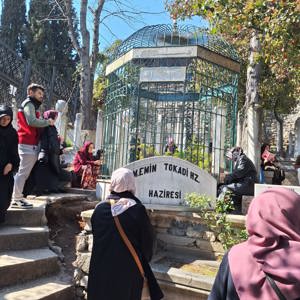 2025 'Aile Yılı' kapsamında "Ailemiz" temasıyla Şehit Yakınlarımız ile Hırka-i Şerif, Fatih Sultan Mehmet Türbesi ve Mehmet Emin Tokadi Türbesini ziyaret ediyoruz. - fotoğraf 2