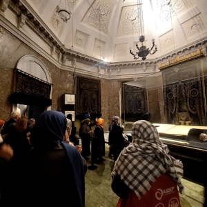 2025 'Aile Yılı' kapsamında "Ailemiz" temasıyla Şehit Yakınlarımız ile Hırka-i Şerif, Fatih Sultan Mehmet Türbesi ve Mehmet Emin Tokadi Türbesini ziyaret ediyoruz. - fotoğraf 3