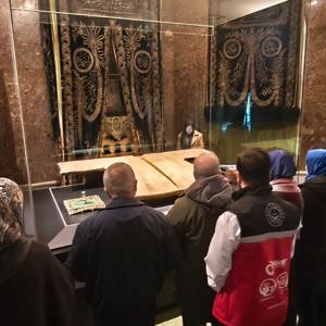 2025 'Aile Yılı' kapsamında "Ailemiz" temasıyla Şehit Yakınlarımız ile Hırka-i Şerif, Fatih Sultan Mehmet Türbesi ve Mehmet Emin Tokadi Türbesini ziyaret ediyoruz. - fotoğraf 1
