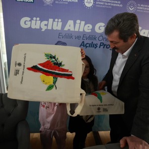 Samsun Valisi Orhan Tavlı ve Büyükşehir Belediye Başkanı Halit Doğan Koruyucu Aileler ve Çocuklarla Bir Araya Geldi - fotoğraf 3