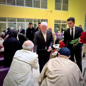 İl Müdürümüz Sn. Ömer TURAN Arefe Günü münasebetiyle Valimiz Sn. Davut GÜL ’ün eşliğinde Sultangazi Huzurevimize ziyaret gerçekleştirmiştir. - fotoğraf 1