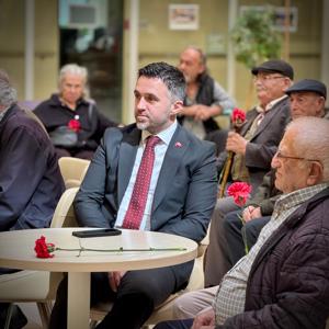 İl Müdürümüz Sn. Ömer TURAN Arefe Günü münasebetiyle Valimiz Sn. Davut GÜL ’ün eşliğinde Sultangazi Huzurevimize ziyaret gerçekleştirmiştir. - fotoğraf 2