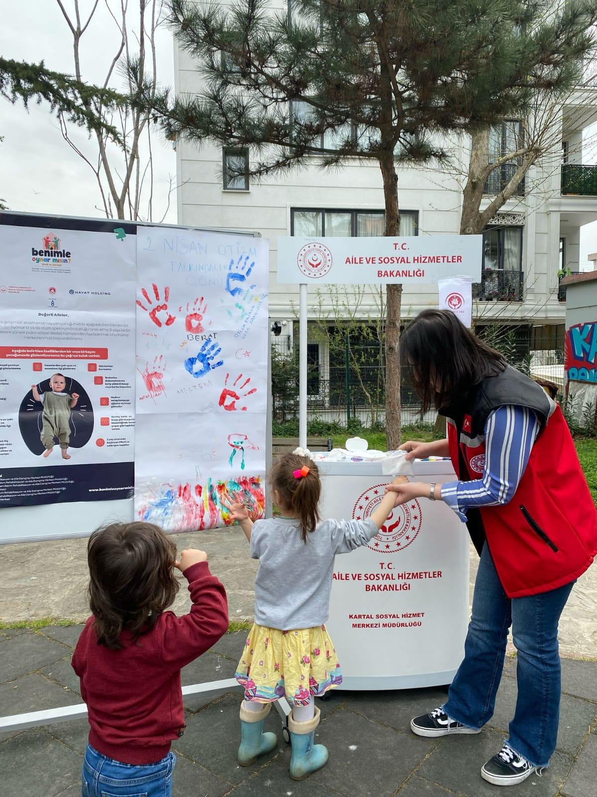 2 Nisan Dünya Otizm Farkındalık Günü münasebetiyle Sosyal Hizmet Merkezlerimiz tarafından oluşturulan standlarda farkındalık çalışması gerçekleştirilmiştir.