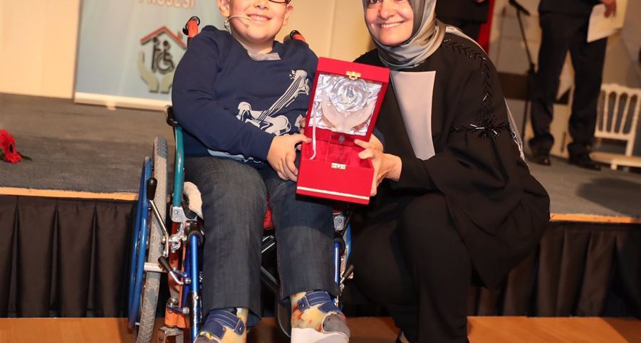 "Engelli vatandaşlarımızın her haktan tüm vatandaşlar gibi eşit ve adil şekilde yaralanmaları için birçok düzenlemeye imza attık"