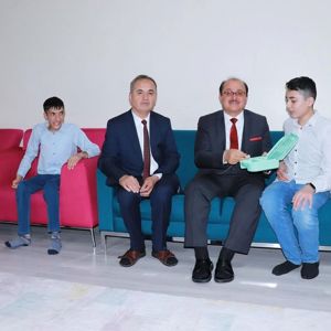 Sayın Vali Yardımcımız Mehmet Türk ve İl Müdürümüz Mustafa Çakır, Ramazan Bayramı ziyaretleri kapsamında Müdürlüğümüze bağlı Engelsiz Yaşam Bakım, Rehabilitasyon ve Aile Danışma Merkezi’nde kalan çocuklarımızla bir araya geldi. - fotoğraf 1