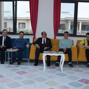 Sayın Vali Yardımcımız Mehmet Türk ve İl Müdürümüz Mustafa Çakır, Ramazan Bayramı ziyaretleri kapsamında Müdürlüğümüze bağlı Engelsiz Yaşam Bakım, Rehabilitasyon ve Aile Danışma Merkezi’nde kalan çocuklarımızla bir araya geldi. - fotoğraf 3