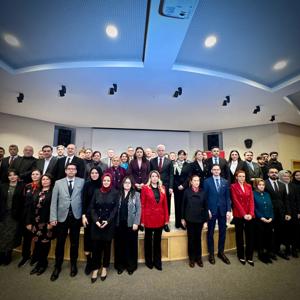 Valimiz Sn. Davut GÜL, eşi Gülden GÜL Hanımefendi ve protokol mensuplarının katılımlarıyla 'Ailenin Korunması ve Güçlendirilmesi Eylem Planı ve Vizyon Belgesi' çerçevesinde gerçekleştirilmiştir. - fotoğraf 7