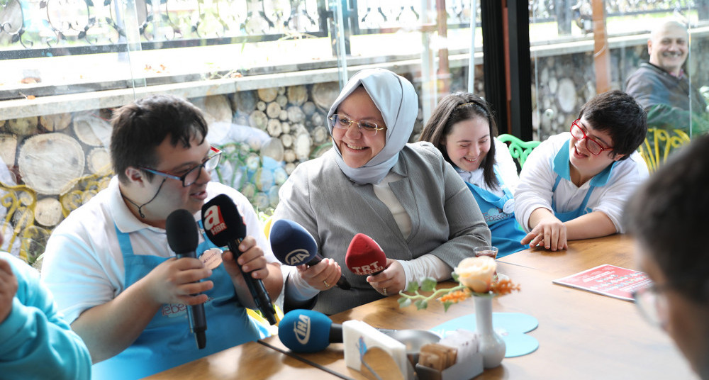 Bakan Selçuk Tebessüm Kahvesi'ni Ziyaret Etti