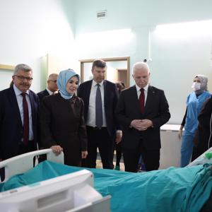 Bakanımız Göktaş, Maltepe Huzurevi'ndeki yangından etkilenenleri hastanede ziyaret etti - fotoğraf 1