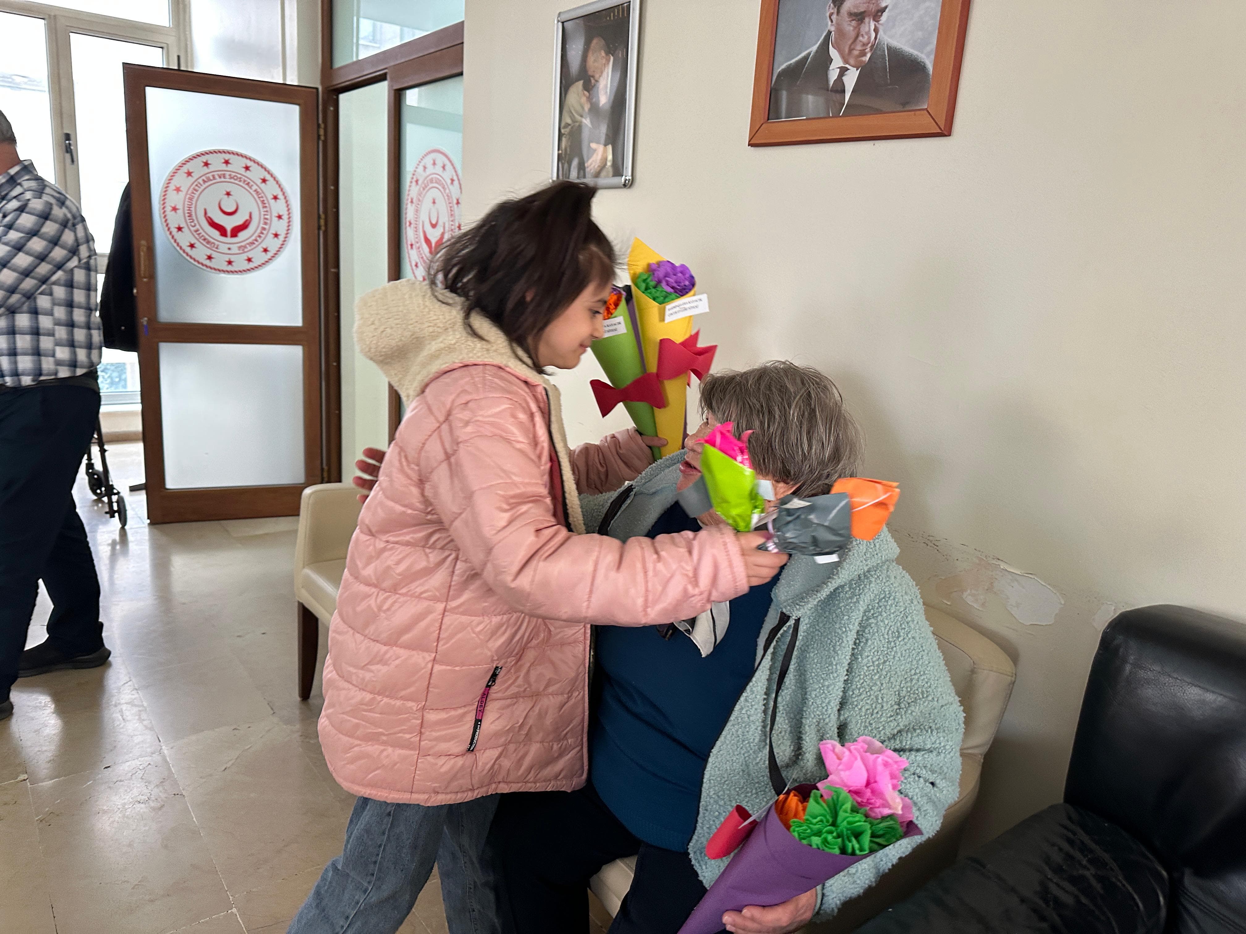 İl Müdürlüğümüze bağlı kuruluşumuz Etiler Huzurevi sakinlerimiz, Bakanlığımızın "Torunum Olur Musun?" projesi kapsamında Oya Kayacık Çocuk Evleri Sitesi çocuklarımız ile bir araya gelmiştir. 