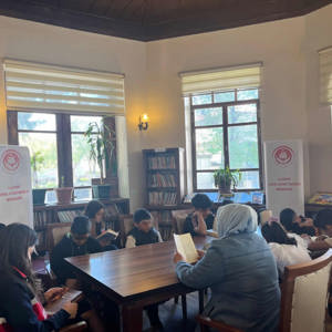 Alaşehir’de Kütüphanede Ailemle Okuyorum Etkinliği Düzenlendi - fotoğraf 1
