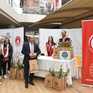 2025 Aile Yılı Etkinlikleri Kapsamında Fidan Dağıtım Etkinliği Gerçekleştirdik - fotoğraf 2