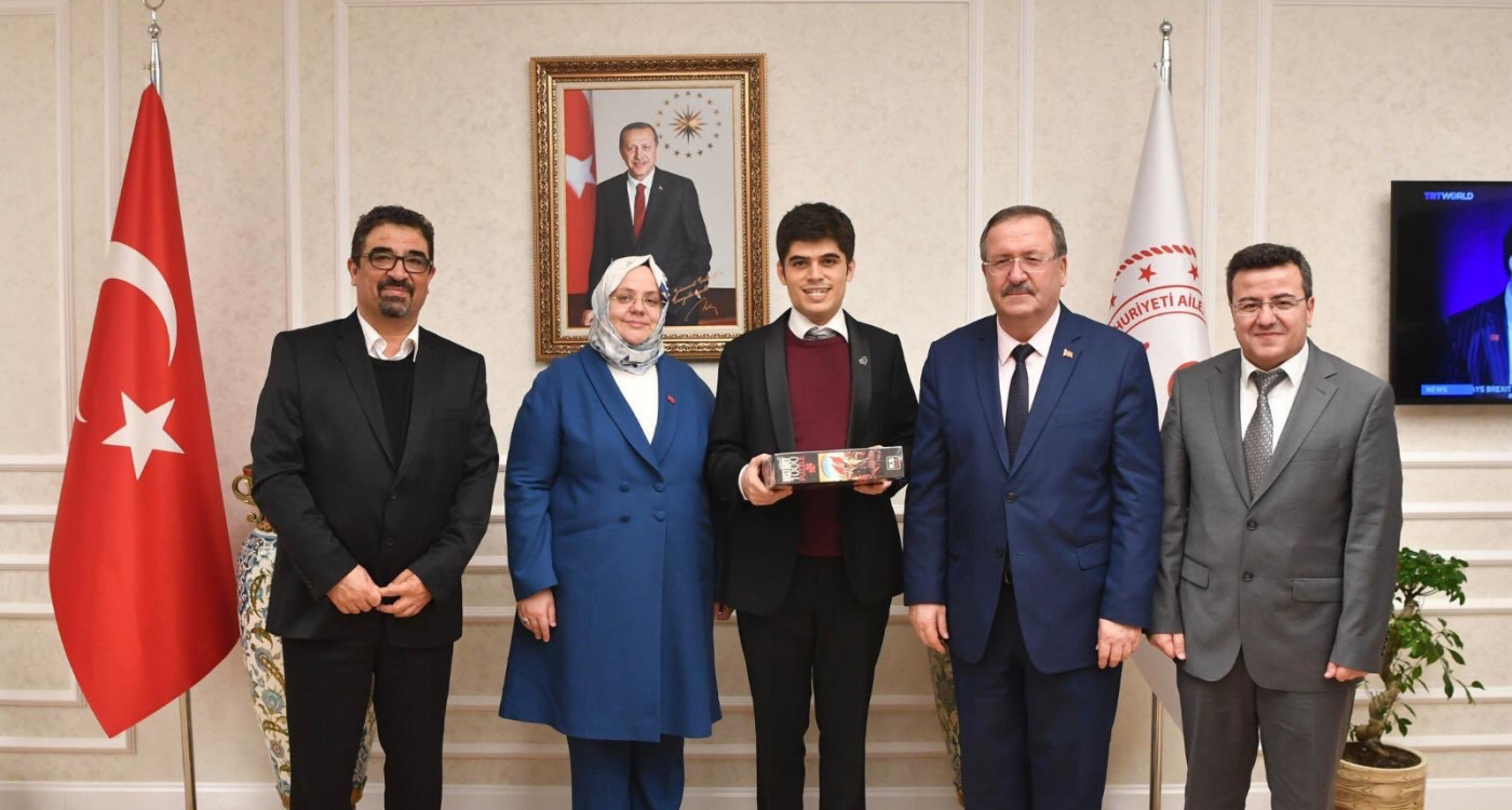 Bakan Selçuk Otizmli Müzik Dehası Buğra Çankır’la ABD’deki Piyano Yarışması Öncesinde Görüştü