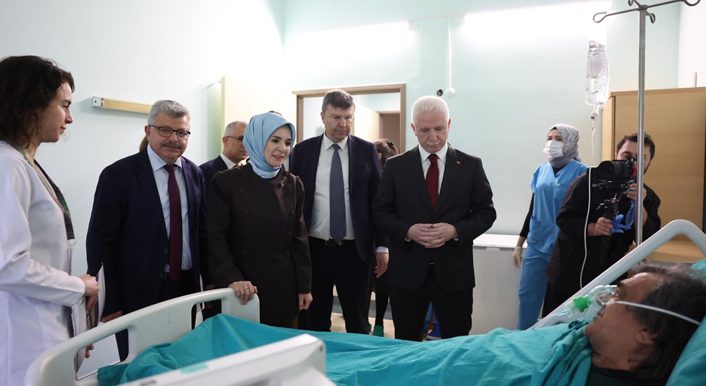 Bakanımız Göktaş, Maltepe Huzurevi'ndeki yangından etkilenenleri hastanede ziyaret etti