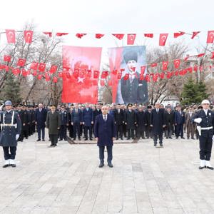 Ağrı'nın Düşman İşgalinden Kurtuluşunun 107'nci Yılı Çelenk Sunma Töreni - fotoğraf 1
