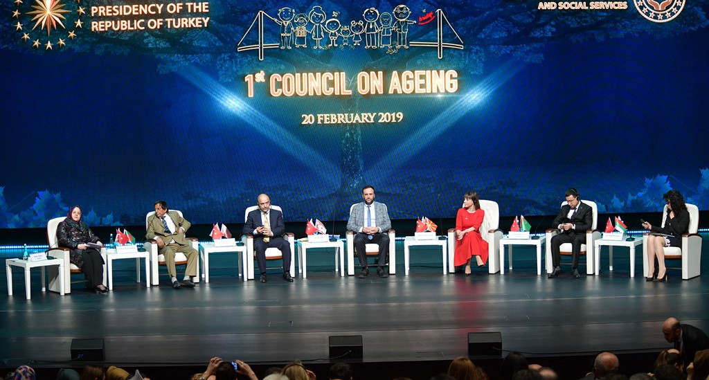 Liderler Zirvesine Dönüşen I. Yaşlılık Şurasının İlk Oturumunda  “Dünyada Yaşlı Dostu Politikalar” Konuşuldu