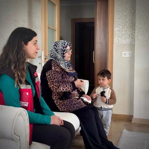 İl Müdürümüz Sn. Ömer TURAN, Eden Görme Engelli TSK Gazimiz Sn. Naci UĞUR' un hanesini ziyaret ederek, Bakanımız Sn. Mahinur ÖZDEMİR GÖKTAŞ 'ın hediyesini takdim etmiştir.  - fotoğraf 3