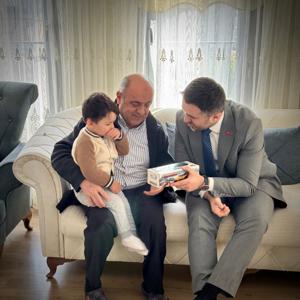 İl Müdürümüz Sn. Ömer TURAN, Eden Görme Engelli TSK Gazimiz Sn. Naci UĞUR' un hanesini ziyaret ederek, Bakanımız Sn. Mahinur ÖZDEMİR GÖKTAŞ 'ın hediyesini takdim etmiştir.  - fotoğraf 1