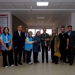 Sayın Valimiz Tülay Baydar Bilgihan, Ramazan Bayramı ziyaretleri kapsamında Müdürlüğümüze bağlı Hilmi Hafıze Evin Huzurevi Yaşlı Bakım ve Rehabilitasyon Merkezimizde kalan sakinlerimizi ziyaret etti - fotoğraf 3