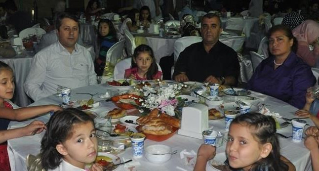 Düzce’de koruyucu aileler iftar yemeğinde